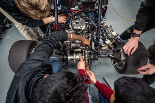 Students work on a competition vehicle in the SAE garage at 正规的赌博app